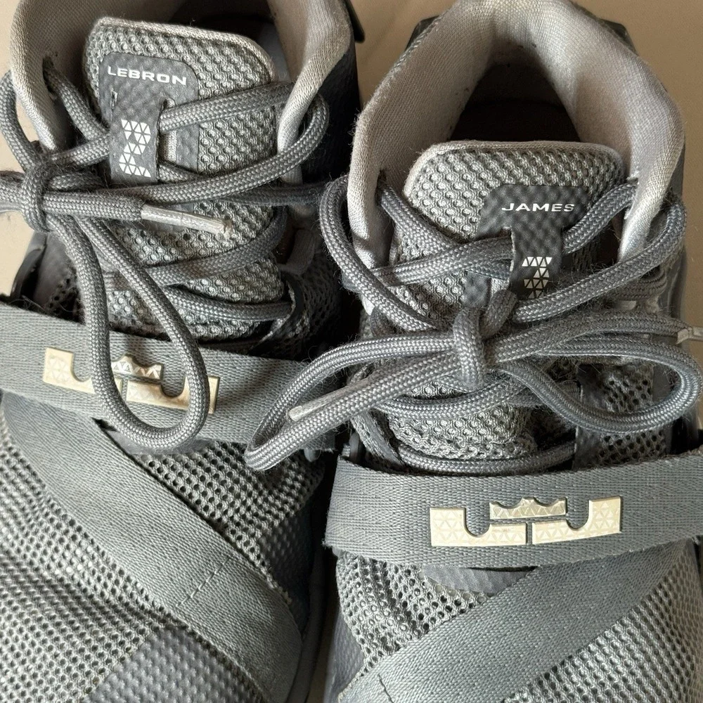 Nike Kids Lebron James Soldier IX Basketball Shoes 776471-003 Youth 4.5 Gray